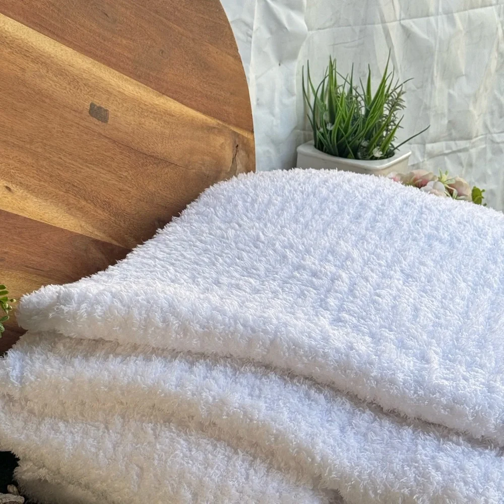 Barefoot Dreams White CozyChic Ribbed Throw Like New